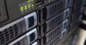 Frontale di server montati in rack con i LED di stato accesi