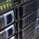 Frontale di server montati in rack con i LED di stato accesi