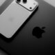 iPhone 17 Pro argento appoggiato su un MacBook scuro, in bianco e nero