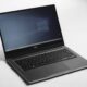 Portatile Dell aperto con il desktop di Windows su un piano bianco