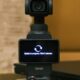 Fotocamera tascabile DJI Osmo Pocket con lo schermo ruotato che mostra un aggiornamento in corso