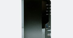 NAS Synology a due dischi visto di fronte su sfondo chiaro