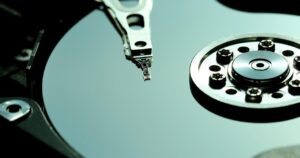 Primo piano dell'interno di un disco rigido con il piatto e la testina di lettura