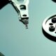 Primo piano dell'interno di un disco rigido con il piatto e la testina di lettura