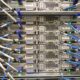 Server montati in rack con numerosi cavi di rete blu e bianchi collegati sul retro