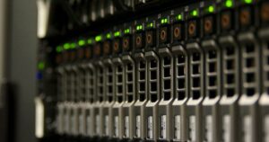 Server montati in rack con i LED di stato verdi accesi