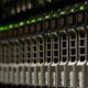 Server montati in rack con i LED di stato verdi accesi