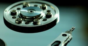Primo piano dell'interno di un disco rigido aperto, con il piatto e la testina di lettura