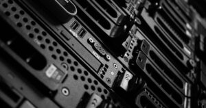 Primo piano in bianco e nero dei pannelli frontali di alcuni server montati in un rack
