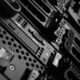 Primo piano in bianco e nero dei pannelli frontali di alcuni server montati in un rack