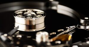 Primo piano dell'interno di un disco rigido aperto con il piatto e la testina di lettura