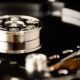 Primo piano dell'interno di un disco rigido aperto con il piatto e la testina di lettura