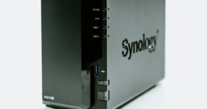 NAS Synology a due dischi visto di tre quarti su sfondo bianco