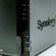 NAS Synology a due dischi visto di tre quarti su sfondo bianco