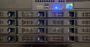 Frontale di uno storage acceso con quattro file di cassetti per dischi e il LED blu di stato illuminato