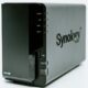 NAS Synology a due bay di colore nero visto di tre quarti su sfondo chiaro, con i LED di stato e la porta USB sul frontale