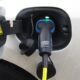 Connettore di ricarica inserito nella presa di un'auto elettrica bianca
