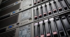 Frontale di server montati a rack con i cassetti dei dischi e le porte USB e VGA in primo piano