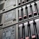 Frontale di server montati a rack con i cassetti dei dischi e le porte USB e VGA in primo piano