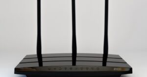Router Wi-Fi nero con tre antenne su sfondo chiaro