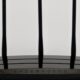 Router Wi-Fi nero con tre antenne su sfondo chiaro