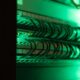 Rack di rete con cavi patch illuminati di verde in un datacenter